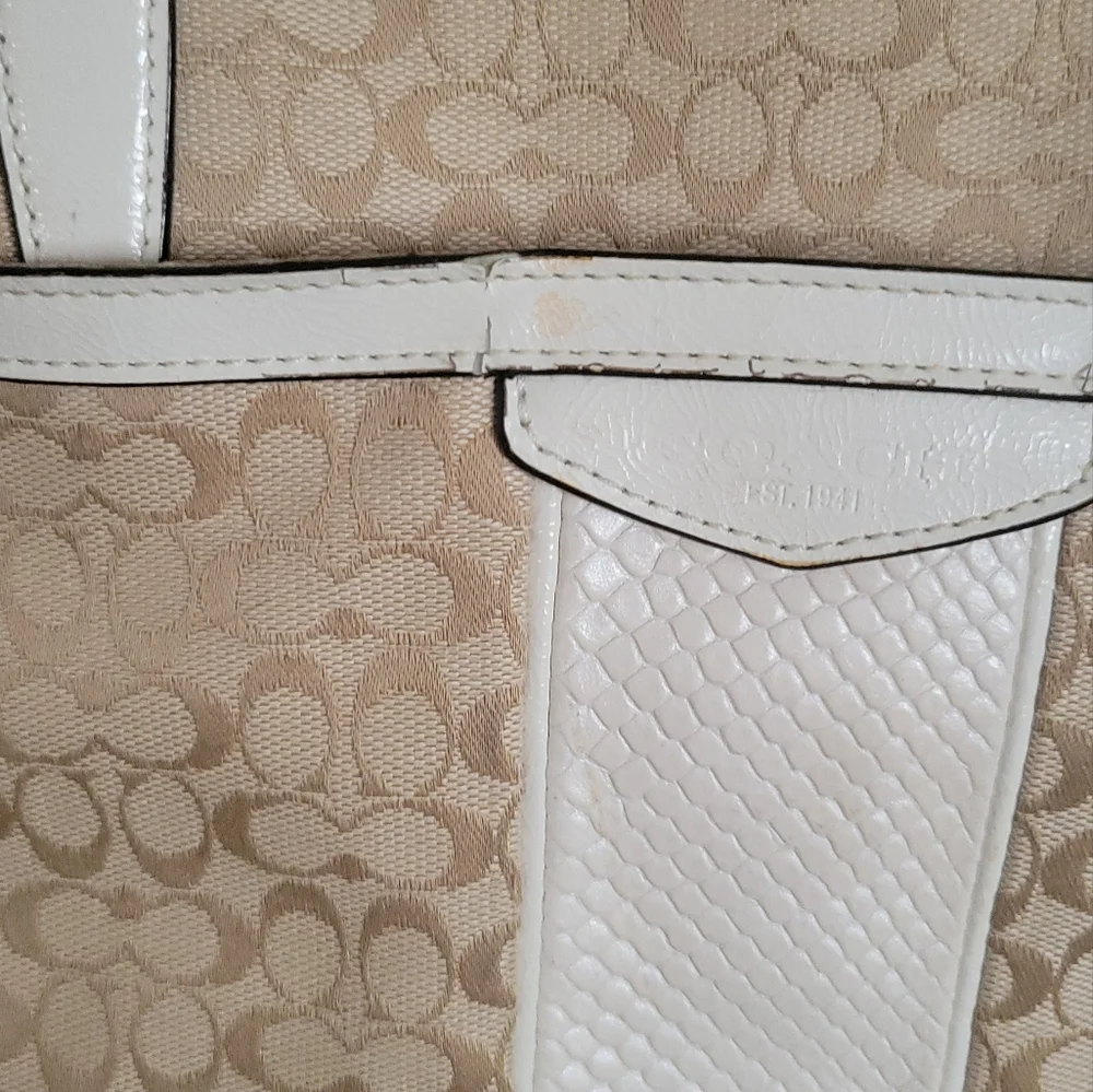 Signature Coach Shoulder Bag